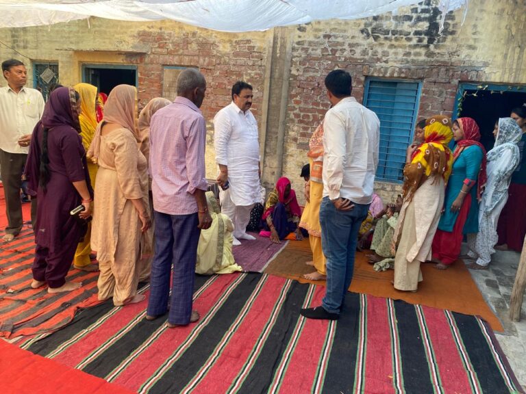 कुंडली में कार में आग लगने से हुई तीन लोगों की मृत्यु पर जताया शोक