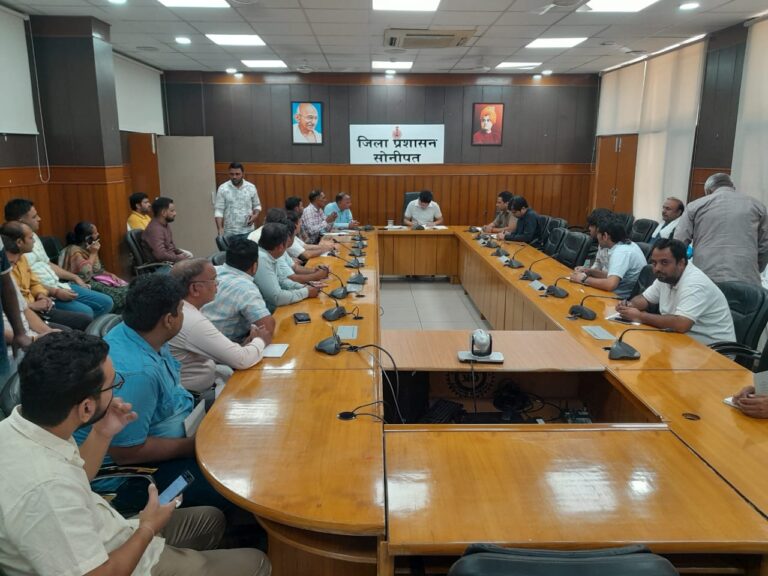 पराली जलाने पर पूर्ण पाबंदी लगाने व पराली जलाने वालों के खिलाफ सख्त कार्यवाही करने के लिए सभी अधिकारी लगातार फील्ड में निगरानी रखें