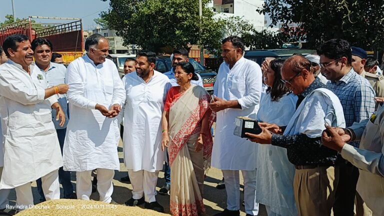राई विधायक कृष्णा गहलावत तथा सोनीपत विधायक निखिल मदान ने सोनीपत नई अनाज मंडी का दौरा कर लिया फसल खरीद का जायजा