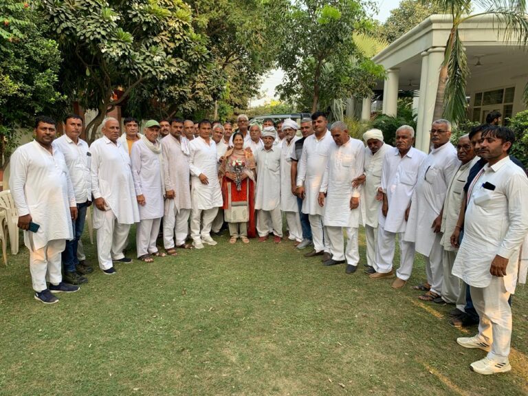 कादियान खाप के पदाधिकारियों ने राई से विधायक बनने पर कृष्णा गहलावत को उनके आवास पर पहुंचकर दी बधाईकादियान खाप के पदाधिकारियों ने राई से विधायक बनने पर कृष्णा गहलावत को उनके आवास पर पहुंचकर दी बधाई