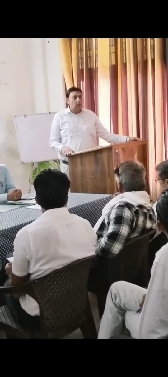 धान अवशेष व पराली न जलाने को लेकर किसानों को करें जागरूक
