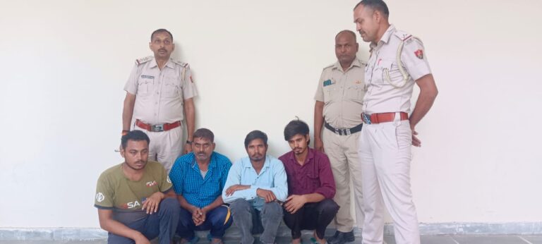 लाठी डन्डों से पीट पीटकर युवक की हत्या करने की घटना में संलिप्त चार आरोपियों को किया गिरफ्तार, न्यायालय में पेशकर लिये पुलिस रिमाण्ड पर
