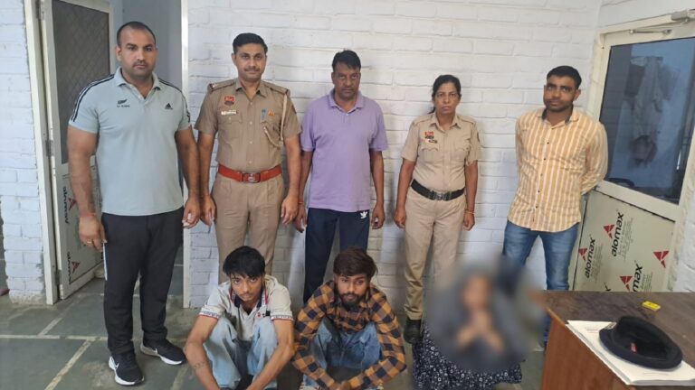 घर से आभूषण और रूपये चोरी करने की घटना में संलिप्त एक महिला सहित तीन आरोपियों को किया गिरफ्तार, न्यायालय में पेशकर लिये पुलिस रिमाण्ड पर