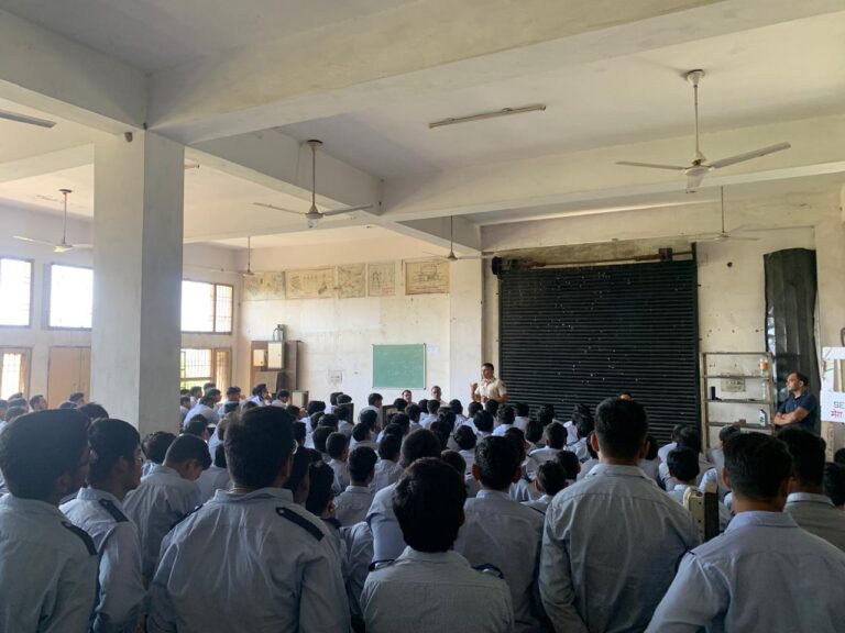 जागरूकता टीम ने ITI खरखौदा में छात्र व छात्राओं को किया साइबर अपराधों के बारें जागरूक